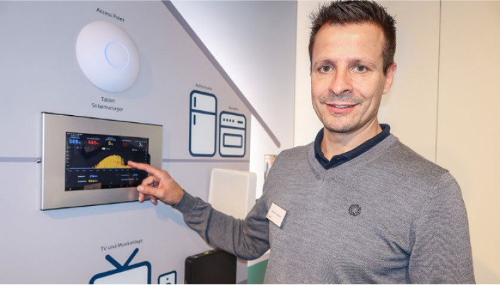 LWA-Betriebsleiter Pascal von Allmen zeigt, wie die Photovoltaikanlage auf seinem Dach Strom an die Waschmaschine, die Beleuchtung und den Kochherd liefert. BILD: RETO KOLLER