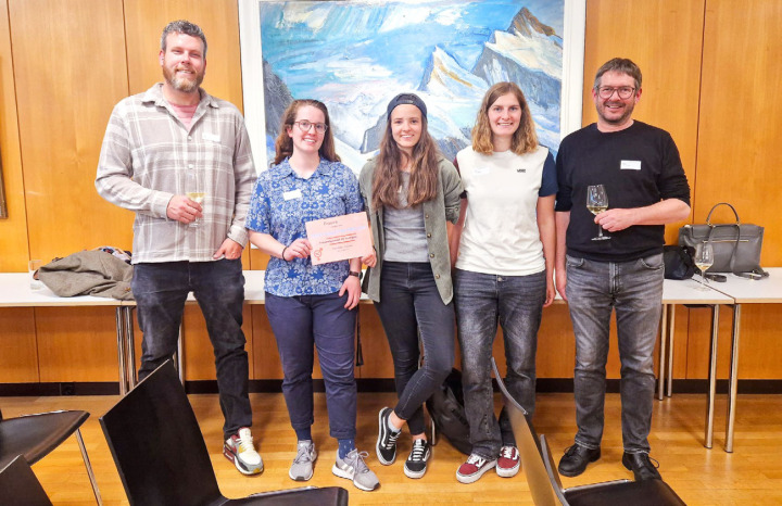 Freuen sich über den Preis: v.l. Georg Timmerje (Trainer 4. Liga Frauen), Linda Ryter (Trainerin FF15), Feliscia Strasser (Spielerin 4. Liga), Tanja Josi (Trainerin FF15), Peter Schmid (Pressechef). BILD: ZVG