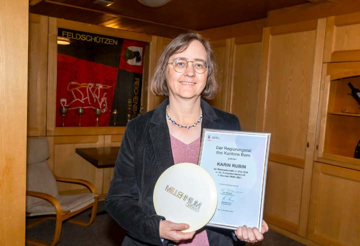 Karin Rubin mit ihrem Sportgerät und ihrer Urkunde BILD: MICHAEL SCHINNERLING