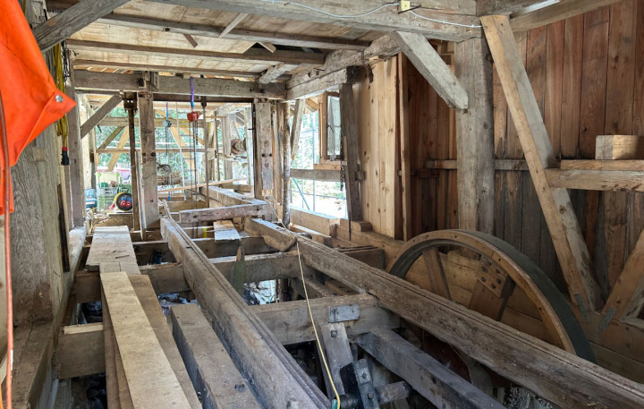 Altes Holz prägt das Gebäude der historischen Suld-Säge, die wieder instandgestellt werden soll. BILDER: HANS RUDOLF SCHNEIDER