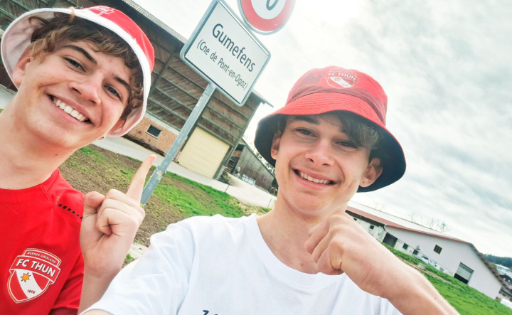 Luca Loosli und Nicolas Knecht (von links) nach dem anstrengenden dritten Wandertag. Unten die Arbeitsvereinbarung, die die Schüler zuvor ausgefüllt hatten. BILD: ZVG