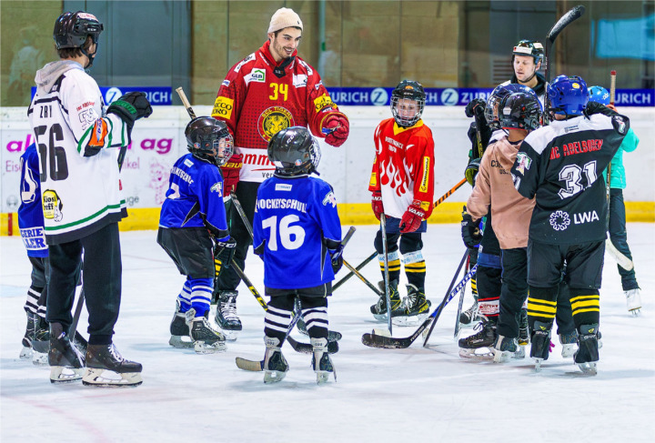 Miro Zryd (Bildmitte) geniesst die «Eiszeit» in Adelboden mit ehemaligen Hockeykollegen, seinem Bruder Che (links im Bild) und den Kids in vollen Zügen. BILD: MARIO ZIMMERMANN / ZVG