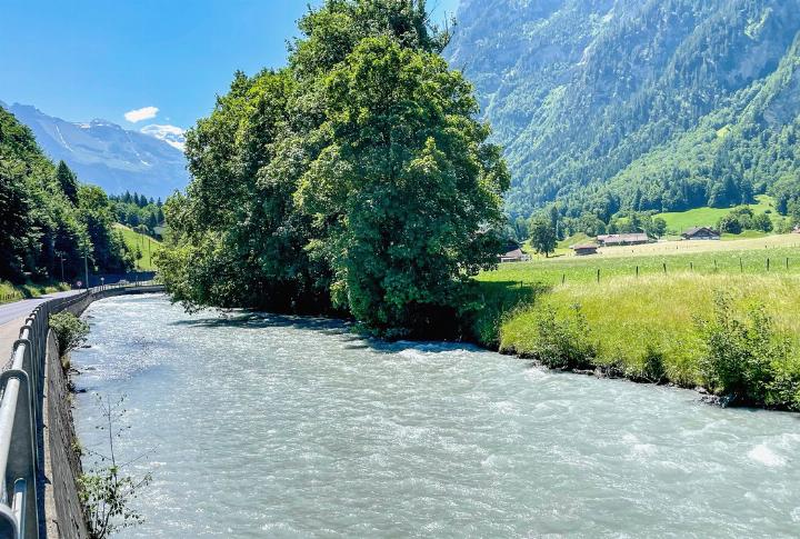 Die Kander kurz vor dem Schulhaus in Kandergrund BILD: AK