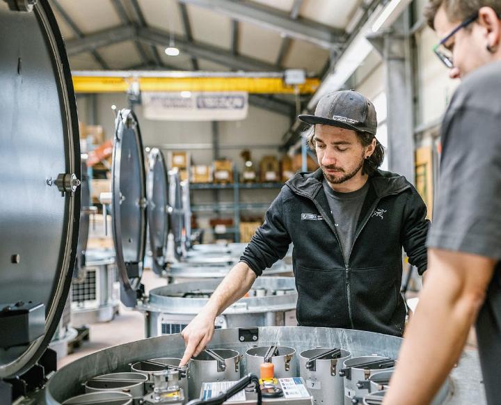 Montage von Komponenten für Lawinensprengmasten bei der Firma Wyssen in Reichenbach: Die Prozesse sind durchgehend ISO-zertifiziert. BILD: ZVG