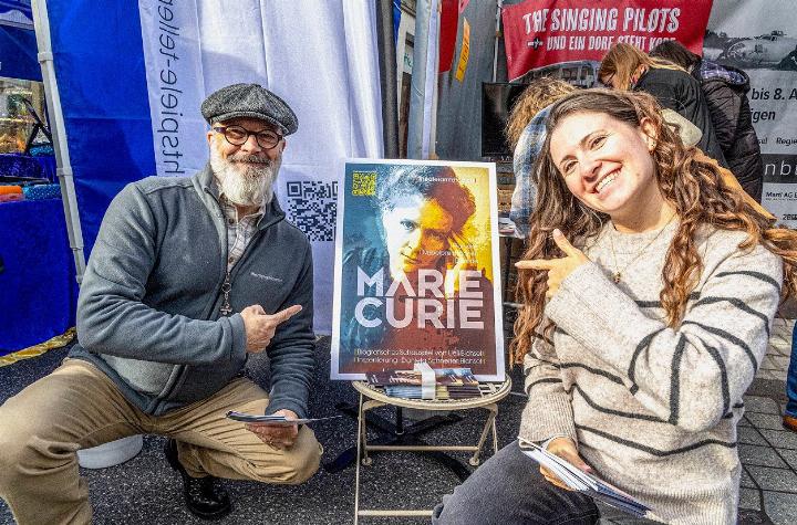 Thomas und Aliena Schweizer (Vater und Tochter) machten Werbung für das «Theater am Tatort».