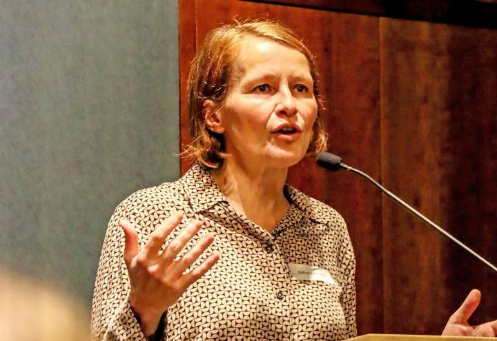 Psychiaterin und Krimiautorin Esther Pauchard ruft mit Charme und Witz dazu auf, sich den Herausforderungen zu stellen Psychiaterin und Krimiautorin Esther Pauchard ruft mit Charme und Witz dazu auf, sich den Herausforderungen zu stellen