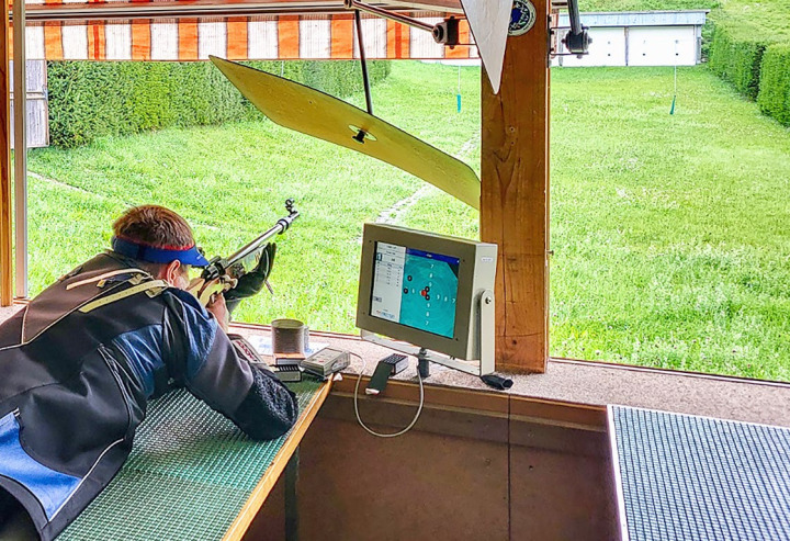 Höchste Konzentration hinter dem Gewehr und elektronische Unterstützung daneben. BILD: ZVG