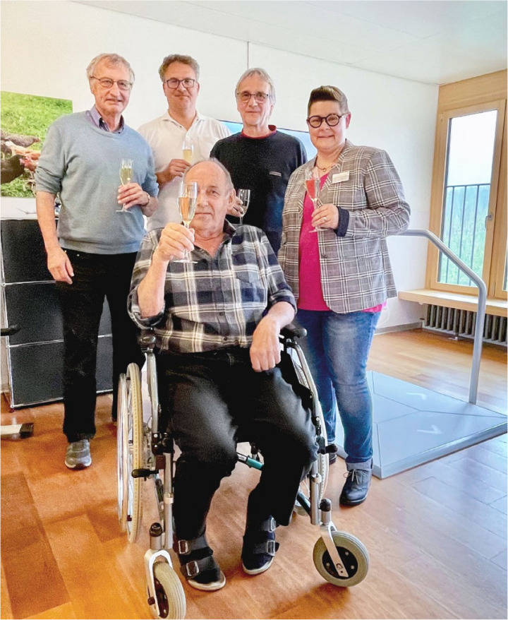 Stossen (alkoholfrei) auf das neue Trainingsgerät an (hinten v. l.): Reto Koller (Präsident des Stiftungsrats), Markus von Gradowski (Chefarzt Innere Medizin und Heimarzt), Marco Negri (von Gradowskis Vorgänger), Franziska Abplanalp (Leiterin der Seniorenzentren). Vorne: Alfred Marmet, Bewohner des Seniorenparks Frutigen. BILD: MARK POLLMEIER