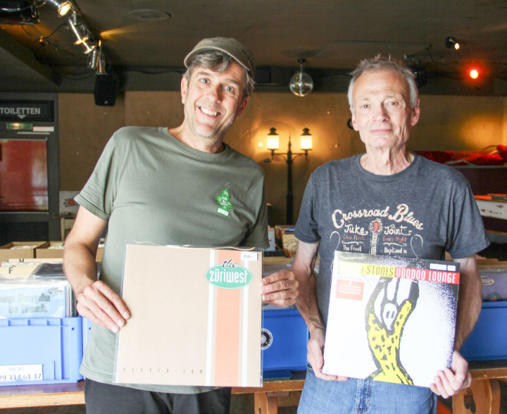 Reto Grossen und Paul Feldmann im «Vinyl-Pop-up» in der Badi Lounge. BILD: BETTINA GUGGER