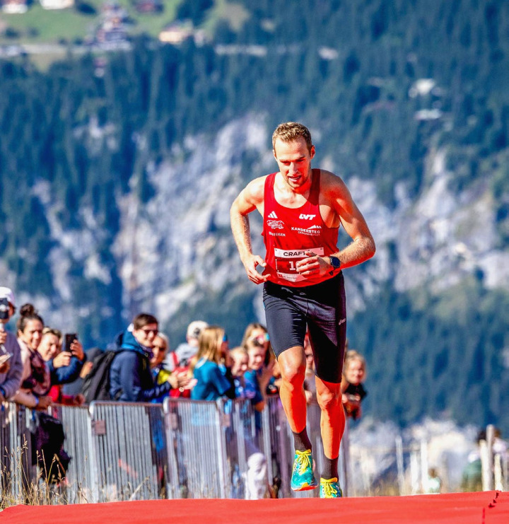 Jerome Furer trifft auf dem Eigergletscher ein. BILD: DAVID BIRRI