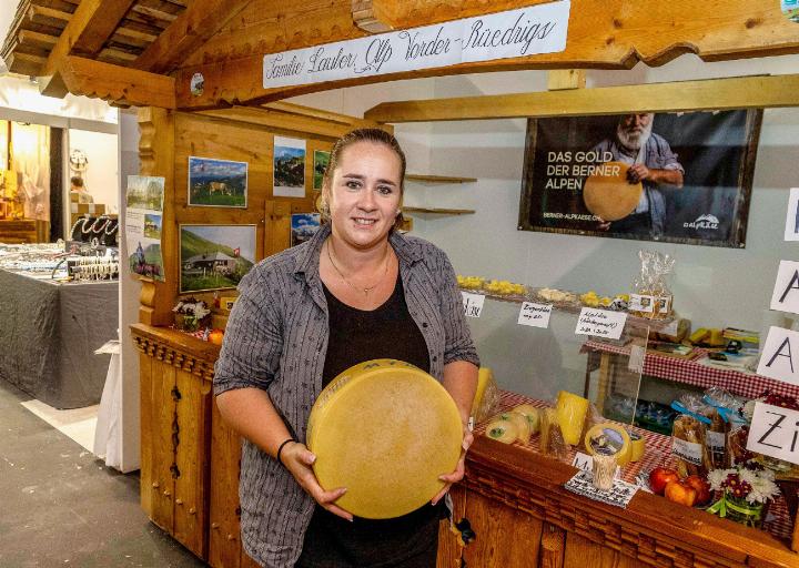 Fränzi Lauber war die Stellvertretung für Elsi und Abraham Lauber von der Alp Vorder Rüederigs. Ihr Fazit: Berner Alp- und Hobelkäse waren sehr beliebt. BILDER: MICHAEL SCHINNERLING Fränzi Lauber war die Stellvertretung für Elsi und Abraham Lauber von der Alp Vorder Rüederigs. Ihr Fazit: Berner Alp- und Hobelkäse waren sehr beliebt. BILDER: MICHAEL SCHINNERLING