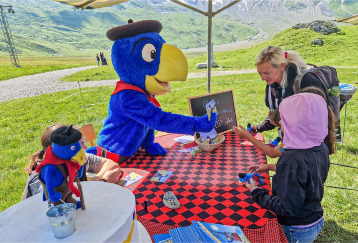 Der blaue Vogel unterschrieb Hunderte Karten und Plüschfiguren. BILD: YVONNE BALDININI