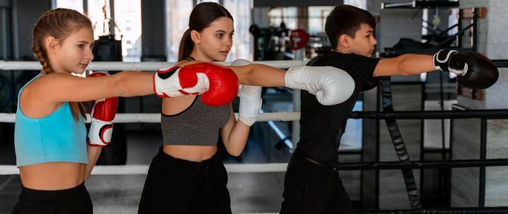 Sportangebote für Jugendliche wie etwa im Boxen (Symbolbild) könnten wegen der Sparmassnahmen eingestellt werden. BILD: FREEPIK