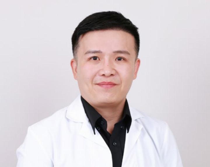 Dr. med. Deny Saputra hat sich gut eingelebt in Frutigen und freut sich, die Gynäkologiepraxis Frutigen im Stattmattehus eigenständig weiterzuführen. BILD: ZVG / SPITÄLER FMI AG