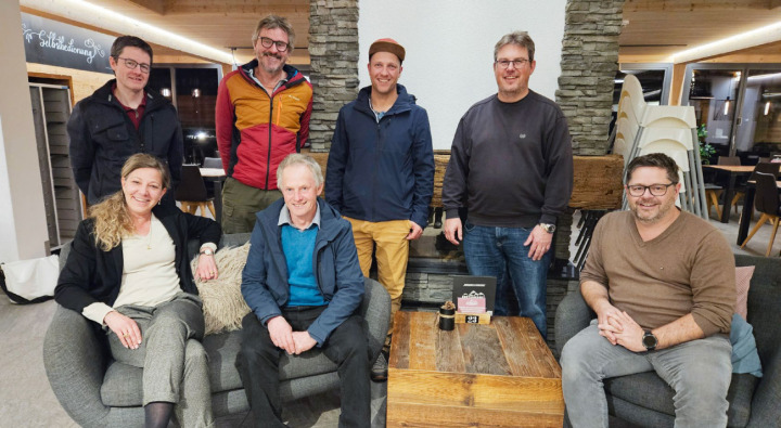 Vorstand Frutigen Tourismus, von links nach rechts, hintere Reihe: Andreas Trachsel, Martin Hauswirth, Markus Grossen, Chrigel Zenger. Vordere Reihe: Sandra Bircher, Samuel Marmet, Beat Brügger BILD: ZVG