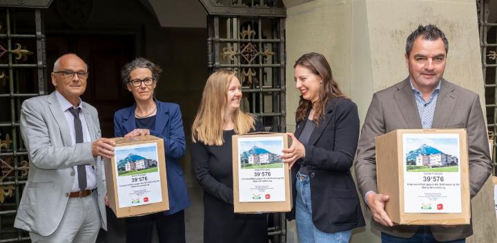 Regierungsrat Pierre Alain Schnegg nimmt von Mirjam Tschumi, Vize-Staatsschreiberin, Initiantin Nadine Wyssen, Vanessa Bieri, Co-Präsidentin SP Frau en Kanton Bern und SVP Nationalrat Thomas Knutti die Petition entgegen. Nicht auf dem Foto: Nils Fiechter, Grossrat BILD: MICHAEL SCHINNERLING