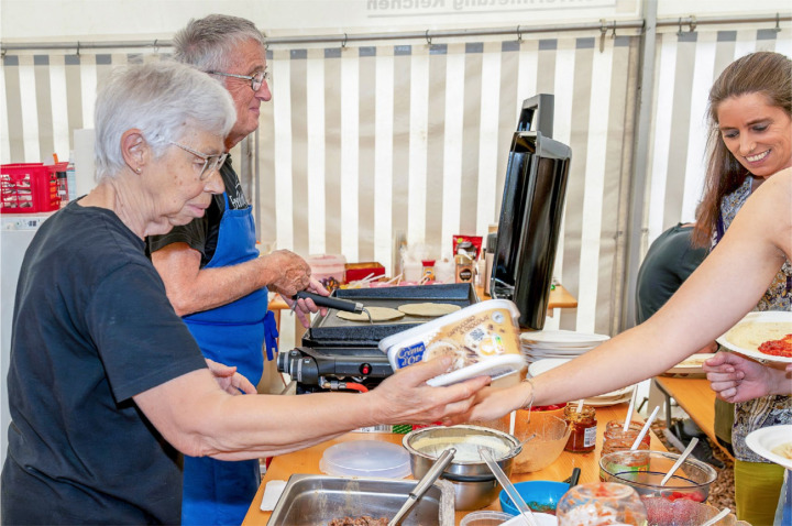 Im Verpflegungszelt händigen Elisabeth und Erich Vogel den Beteiligten Essen aus. BILDER: K ATHARINA WITTWER