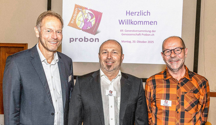 Geschäftsführer von Probon, Hans Pfäffli (l.), und Daniel Wenger, ehemaliger Präsident der Probon-Genossenschaft (r)., gratullieren dem neu ernannten Präsidenten Roland Müller. BILD: MICHAEL SCHINNERLING