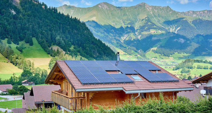 Solaranlage auf einem Hausdach in Kandergrund. BILD: ZVG