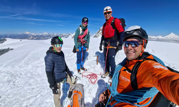 Gipfelfoto von Chrigel Maurer auf dem Breithorn auf 4165 Metern über Meer mit seinem Sohn und Freunden BILD: ZVG
