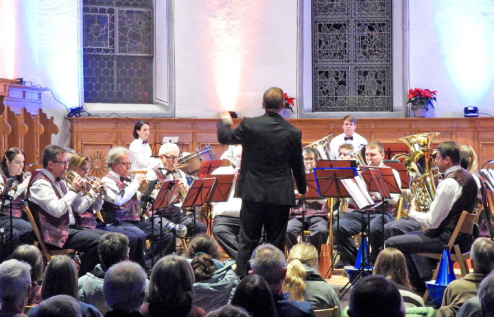 Ein aufmerksames Publikum verfolgt den Auftritt der Brass Band Frutigen. BILD: MONYA SCHNEIDER