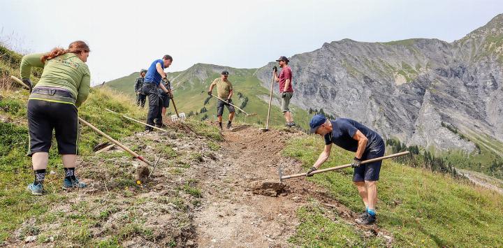 18 Teilnehmende widmeten sich mit vollem Elan dem Wanderweg. BILD: ZVG