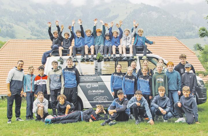 Treuer Begleiter: Team mit einem der neu zwei Transportbusse. (Foto: Aline Fuhrer)