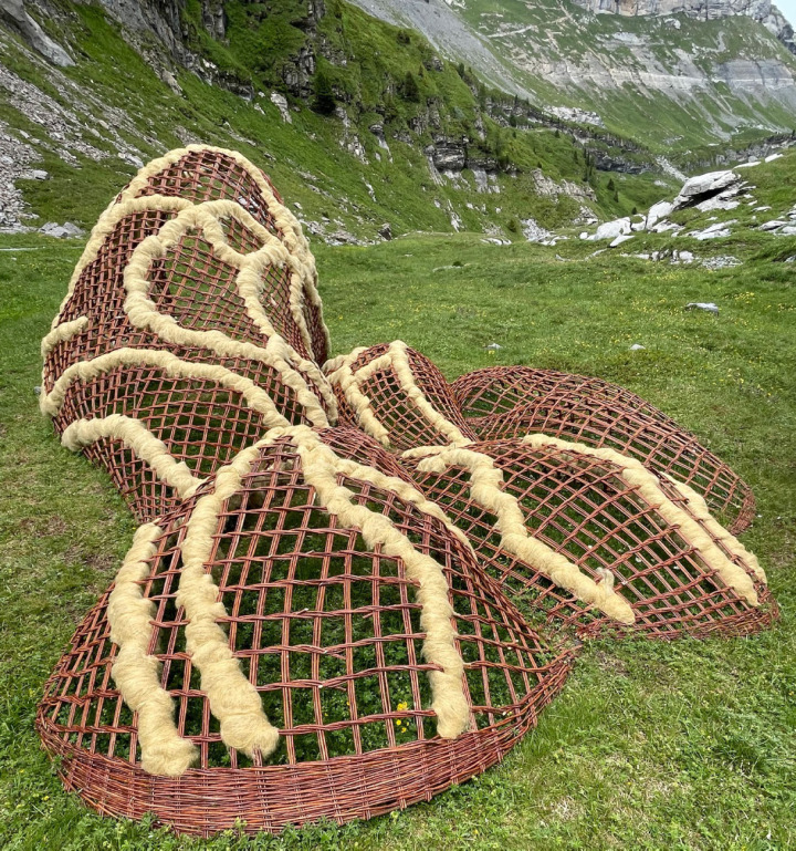 Das Werk «Falten und Furchen» von Klara Schilliger und Valerian Maly ist am Weg zwischen dem Berghotel Schwarenbach und dem Daubensee zu bestaunen. Bilder: Corina Schranz-Lindt