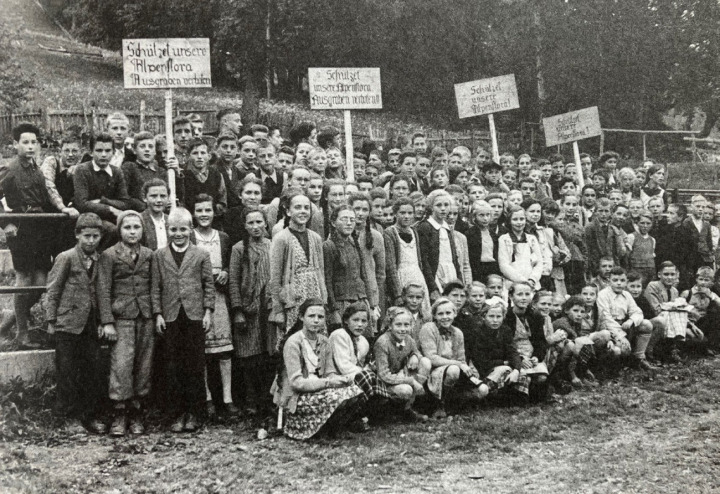 «Schüler-Demo» im Jahr 1948 für den Schutz der Alpenflora BILD: PHOTO KLOPFENSTEIN AG
