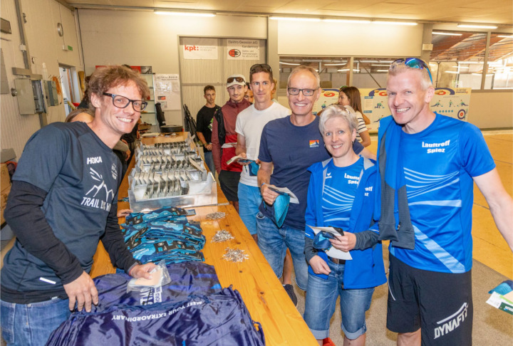 Patrick Frey (l.) konnte nicht am Lauf teilnehmen und stand somit als Helfer im Einsatz. ALLE BILDER: MICHAEL SCHINNERLING