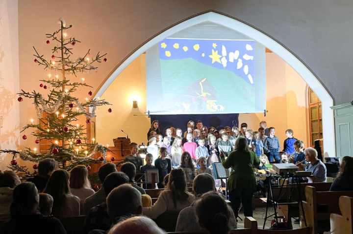 Die Kinder sangen, musizierten, erzählten Geschichten und spielten Theater. BILD: CORINA SCHRANZ-LINDT