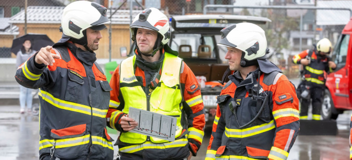 Einsatzleiter Thomas Stoll (Mitte) beurteilt mit seinen Kollegen Rudolf Grossen und Daniel Ryter (von links) den Einsatz. BILD: MICHAEL SCHINNERLING