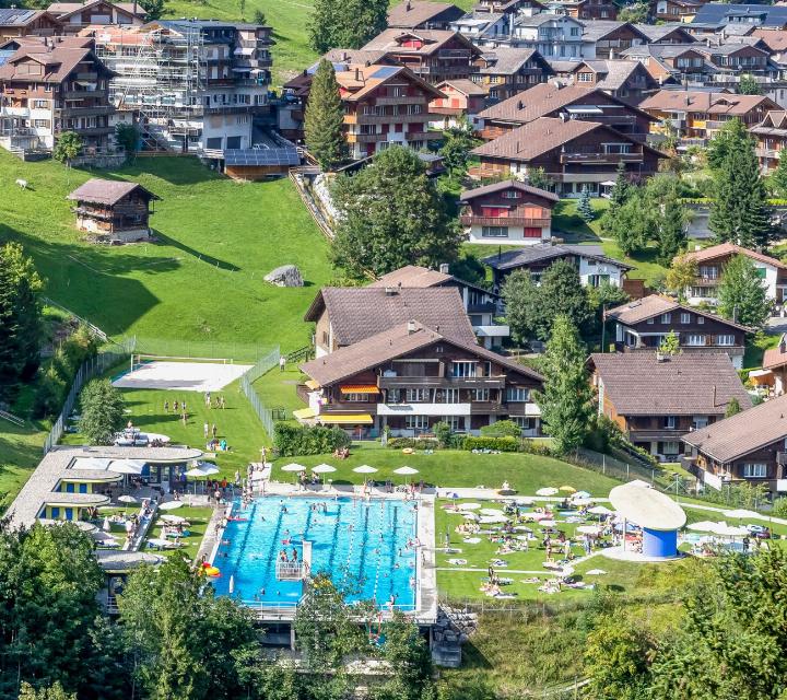 Das Freibad Gruebi in Adelboden ist eines der schönsten Bäder in der Schweiz. BILD: MICHAEL SCHINNERLING