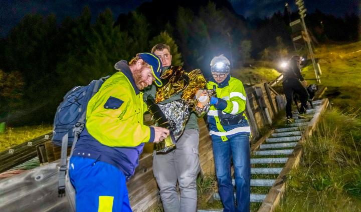 Nach einem Sturz wurde dem Verunfallten alle Hilfe zu teil, die nötig war. BILDER: MICHAEL £SCHINNERLING