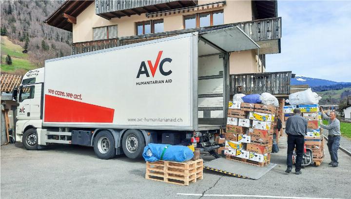 Regelmässig holt Hansueli Lauber (rechts im Bild) mit dem LKW von AVC die gesammelten Hilfsgüter in Reudlen ab. BILD: ZVG