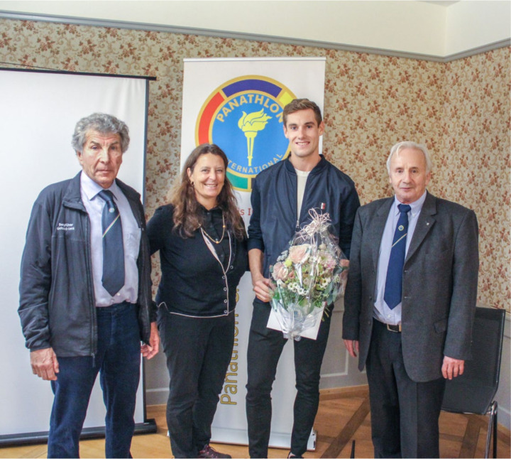Der geehrte Joel Suter zusammen mit Armin Oehrli (Programmchef und Laudator PC BO, links), Catrin Wetzel (Past-Präsidentin PC BO) und Rudolf Reichenbach (Präsident PC BO) BILD: MAS