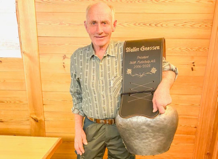 Walter Grossen durfte eine schmucke Treichel als Geschenk für seine langjährigen Dienste für den Skilift Metschalp entgegennehmen.