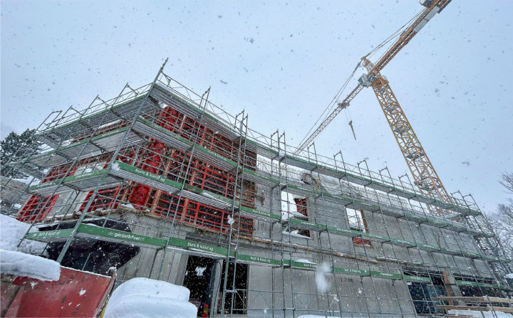 Der grosse Neubau wächst aus der 19 Meter tiefen Baugrube in die Höhe. BILD: HSF