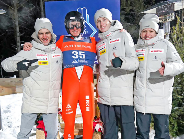 Noah Studer (r.) mit dem Skisprungteam BILD: ZVG