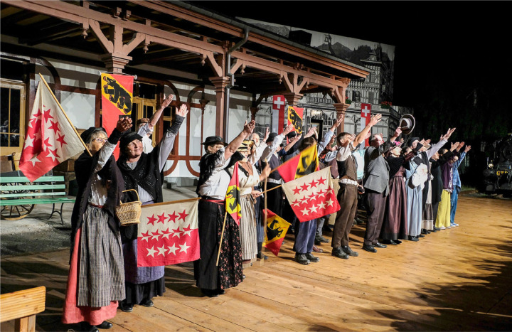 Sie feiern nicht nur den Durchbruch ins Wallis, sondern auch die gelungene Premiere: die DarstellerInnen am Ende des Stücks. BILDER: JULIAN ZAHND / BIANCA HÜSING