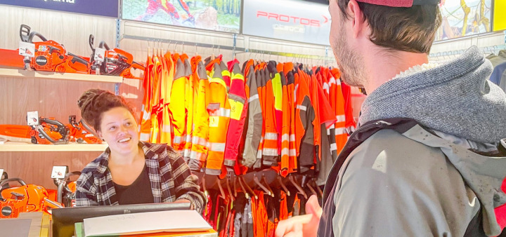 Verkäuferin Tabea Ryter bedient Postkunden Joni Ryter am neuen Schalter in der Wolf AG beim Bahnhof Reichenbach. BILD: RACHEL HONEGGER
