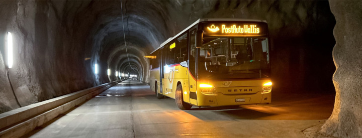 Halt in derjenigen Lötschberg-Röhre, in der noch keine Schienen liegen: Hier würden die Postautos aus dem Wallis evakuierte Bahnpassagiere aufnehmen und via Mitholz nach Frutigen bringen. BILDER: HSF