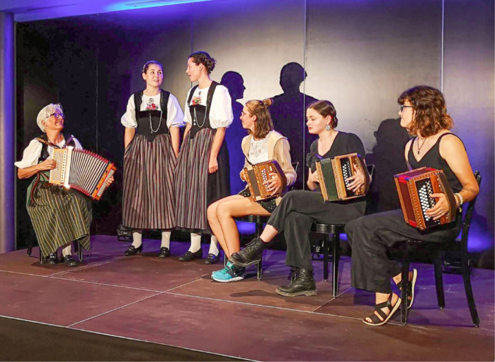 Zwischendurch teilte sich das Trio Schamparfätzig (r.) die Bühne mit den Occhini-Schwestern und deren Schwyzerörgeli-Begleiterin Susanne Farner. BILD: ZVG