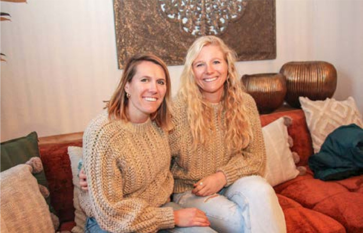 Rahel Brügger (l.) und Natascha Räss werden kaum Zeit haben, auf dem Sofa in der Lounge zu sitzen. BILD: KATHARINA WITTWER