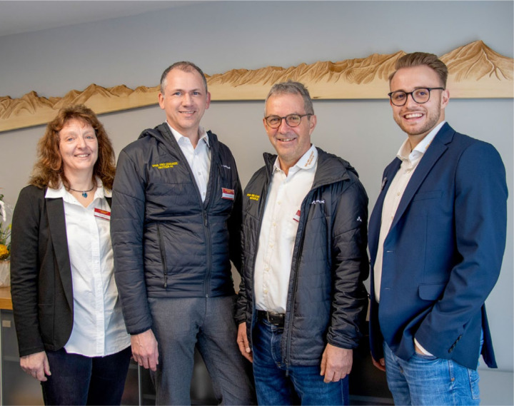 Freuten sich über das Interesse (v. l.): Denise Brand (Mitarbeiterin Basisberatung), Stephan Bärtschi (Vorsitzender der Geschäftsleitung), Stefan von Allmen (Leiter Agentur Reichenbach) und Dominik von Känel (zukünftiger Leiter der Agentur)