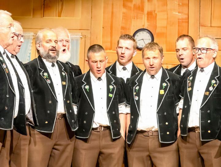 Die Mannen des Jodlerklub Flüehblüemli Kiental boten Gesang von Herzen, der ins Herz ging. Seit 1998 steht die Formation unter der Leitung von Adrian Ryter. BILD: MICHAEL SCHINNERLING