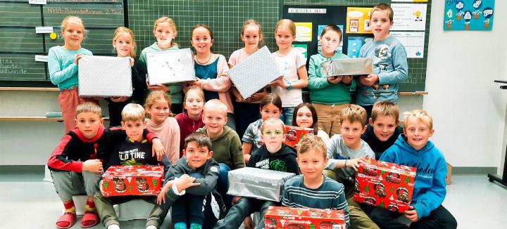 Geteilte Freude ist doppelte Freude: Bei der Aktion «Weihnachtspäckli» schickten die Schulkinder Geschenke an Bedürftige. BILD: CORINA SCHRANZ