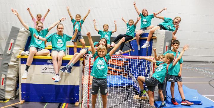 Da war was los: Teenager aus Frutigen und der weiteren Region legten sich bei Spiel und sportlichem Wettbewerb kräftig ins Zeug. Besonders beliebt waren Stafetten und «Burgerlis». BILD: THOMAS FEUZ