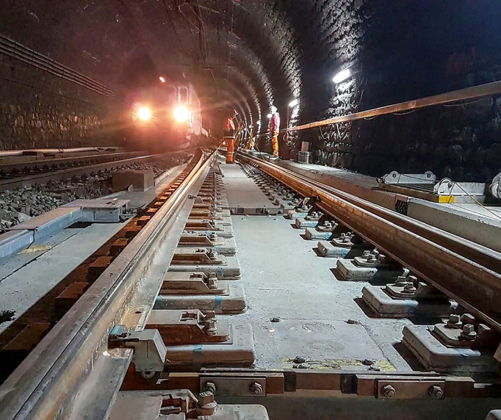 Bild vom Einbau der neuen Betonfahrbahn im Lötschberg-Scheiteltunnel – an zwei Stellen muss diese repariert werden. BILD: ZVG / BLS AG