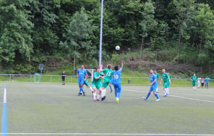 «Match 3 / 4»: «Das Team ging sehr solidarisch füreinander». Teamgeist und Kampfwille überzeugten im Spiel zwischen dem FC Reichenbach und dem FC Weissenstein Bern. BILD: MICHAEL MAURER